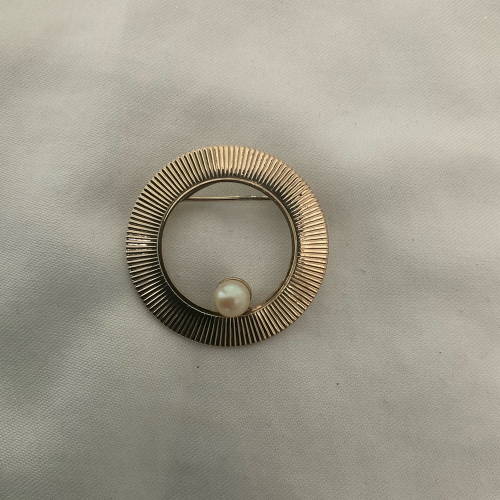 Vintage Elegant Gold Brooch with Pearl Accent